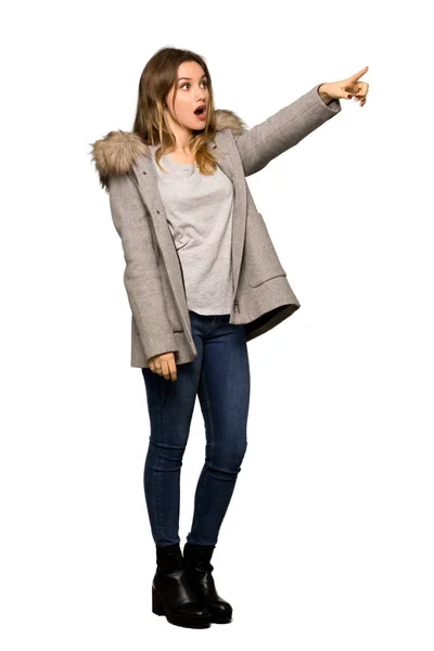 Повнометражний Знімок Дівчини Підлітка Пальто Вказує Ізольований Білий Фон — стокове фото
