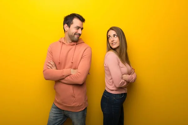 Gruppe Von Zwei Personen Auf Gelbem Hintergrund Die Lächelnd Über — Stockfoto