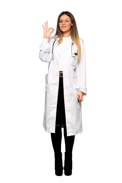 Pełne Ciało Kobiety Młody Lekarz Pokazuje Znak Palcami — Zdjęcie stockowe
