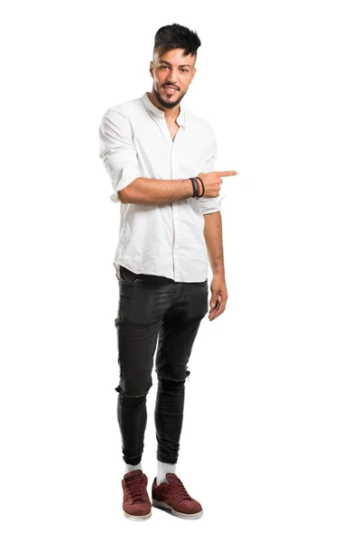 白いシャツを着たアラビア人の青年が 白い背景に人差し指で後ろを向いている — ストック写真