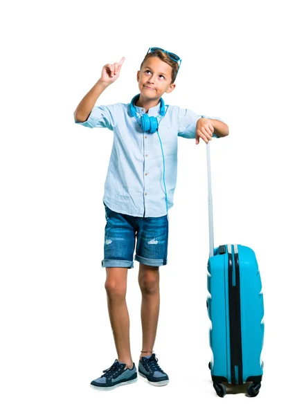 全身带着太阳镜和耳机的孩子带着他的手提箱旅行 在孤立的白色背景上思考一个想法 — 图库照片