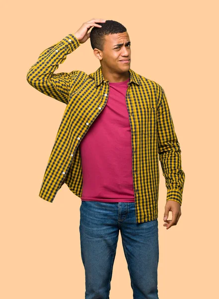 Junger Afroamerikanischer Mann Mit Zweifeln Beim Kopfkratzen Auf Isoliertem Hintergrund — Stockfoto