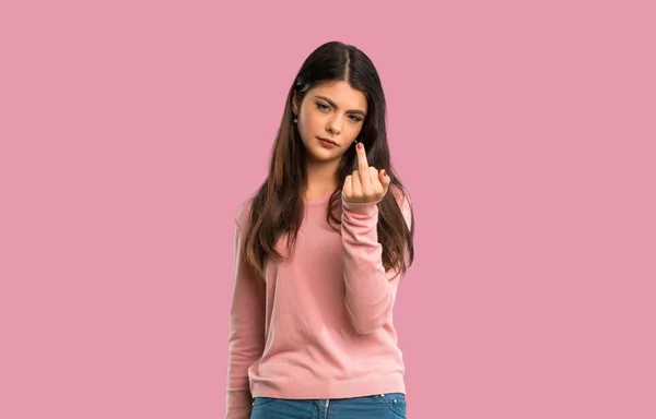 Dospívající Dívka Růžové Tričko Takže Roh Gesto Samostatný Růžové Pozadí — Stock fotografie