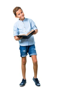 Küçük çocuk izole beyaz arka plan üzerine bir kitap okuma