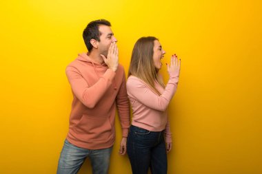 Grup için lateral açık ağızlı bağırmayı Sarı zemin üzerine iki insan