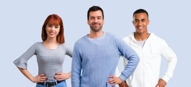 Grup üç arkadaşıyla birlikte kalça, silah ile poz