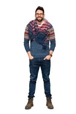 Bir hippi adam gözlüklü ve mutlu izole beyaz zemin üzerine tam uzunlukta atış