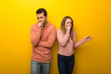 Sarı zemin üzerine iki kişilik grubun öksürük ile acı ve kötü hissediyor