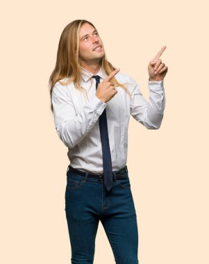 İşaret parmağı ile işaret ve izole özgeçmişlerine bakarak uzun saçlı sarışın iş adamı