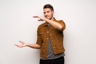 Yakışıklı adam beyaz duvar boşaltmak holding üzerinden bir reklam eklemek için