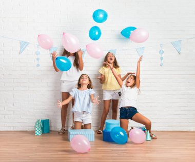 İn arkadaş grubu ile balon ile oynarken bir doğum günü partisi