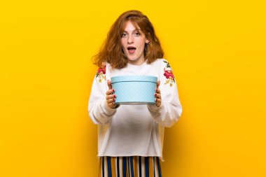 Sarı duvar bir hediye verdi çünkü sürpriz genç Kızıl saçlı kadın