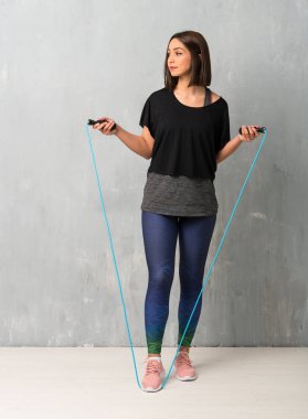 İp atlama ile genç spor kadın