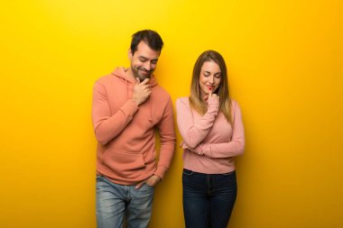 Grup ile çene yandan bakıyordu Sarı zemin üzerine iki insan