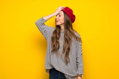 Kız sarı duvarın üzerinden Fransız tarzı ile bir şeyin farkına vardım ve çözüm isteyen vardır