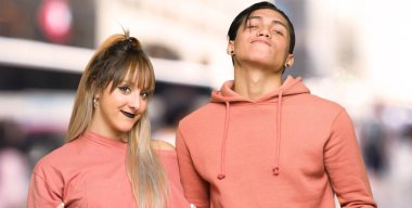 Genç çift şehirde aşk kendini kavramı gurur ve kendini memnun