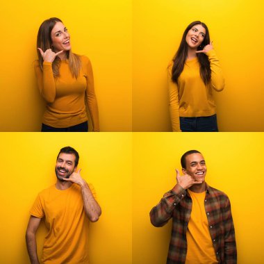 Bir grup insan telefon jesti yapıyor. Bana geri dönüş işareti ver.