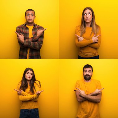 Yan tarafı işaret eden bir grup insanın şüpheleri var.