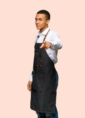 Genç afro Amerikan Kuaför adam puan parmak size izole arka plan üzerinde kendine güvenen bir ifade ile