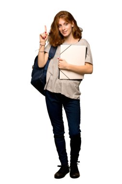 Tam uzunlukta fotoğrafını gösteren ve en iyi iz izole beyaz arka plan üzerinde parmak kaldırma bir genç redhead öğrenci