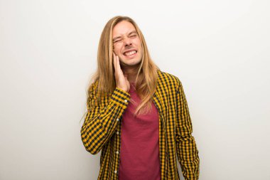 Sarışın adam uzun saçlı ve diş ağrısı ile damalı gömlek ile