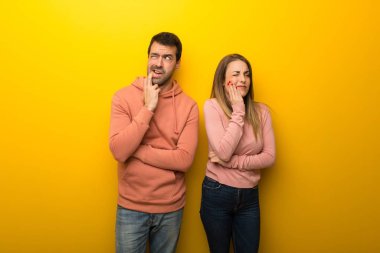 Diş ağrısı Sarı zemin üzerine iki kişilik grup