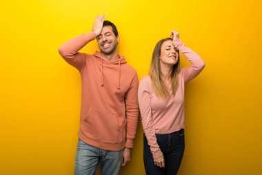 Bir grup Sarı zemin üzerine iki insan bir şeyin farkına vardım ve çözüm isteyen vardır