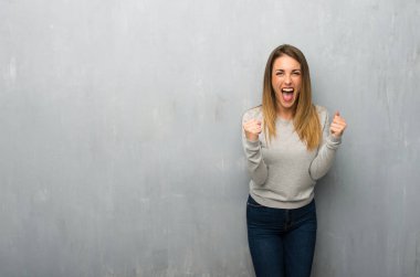 Dokulu duvar tarafından kötü bir durum hayal kırıklığına uğramış genç kadın