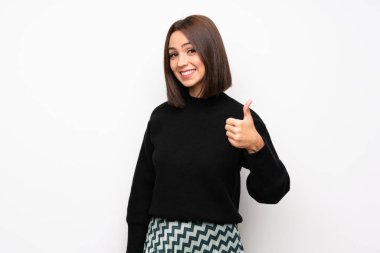 Beyaz duvar jest Yaşasın vererek ve gülümseyen genç kadın