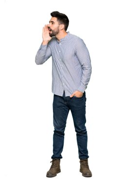 İzole beyaz arka planda lateral için tam uzunlukta geniş ağız ile bağırarak forması ile zarif adam resmini açın