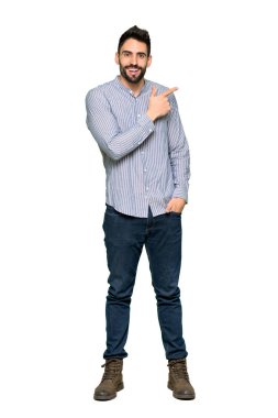 Ürün yalıtılmış beyaz arka plan üzerinde sunmak için zarif adamın gömleği tarafına işaret tam uzunlukta atış