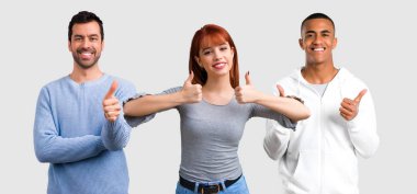 Jest Yaşasın vererek ve gülümseyen üç arkadaş grubu