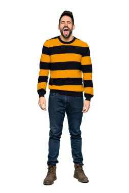 Çizgili kazaklı ile ağız geniş ön bağırarak yakışıklı adamın tam uzunlukta atış izole beyaz zemin üzerine açın