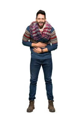 Çok izole beyaz zemin üzerine göğsünde el koyarken gülümseyen hippi adamın tam uzunlukta atış