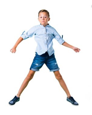 Küçük çocuk izole beyaz arka plan üzerinde atlama