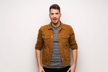 Beyaz duvar sürpriz yüz ifadesi ile yakışıklı adam