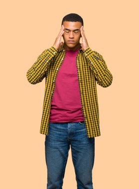 Genç afro Amerikalı adam mutsuz ve izole arka planda bir şey ile sinirli