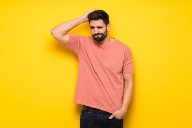 Sarı duvarın kafa çizilmemesi süre şüpheleri üzerinden yakışıklı adam