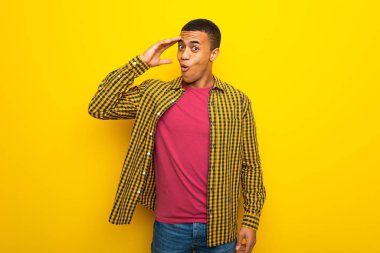 Genç afro Amerikalı adam Sarı zemin üzerine bir şeyin farkına vardım ve çözüm isteyen vardır