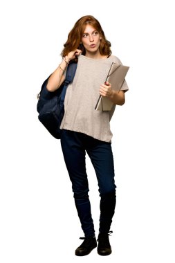 Isı yalıtılmış beyaz arka plan üzerine bir sürü genç redhead öğrenciyle tam uzunlukta bir kadeh