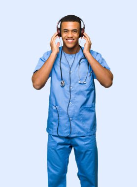 Cerrah doktor adam izole arka plan üzerinde kulaklık ile müzik dinlemek