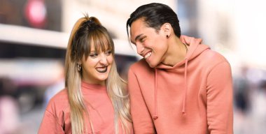 Genç çift mutlu ve şehirde gülümseyen