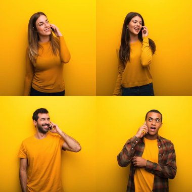 Telefon için konuşan insanlar kümesi