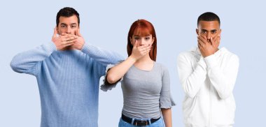 Ellerle ağız kapsayan üç arkadaş grubu