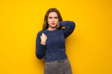 Genç kız sarı duvarın şüpheleri üzerinden