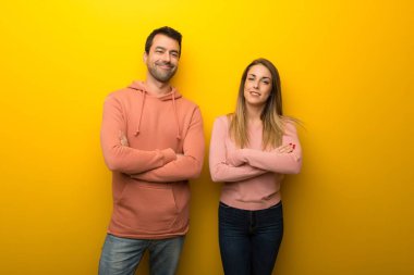 Frontal bulunduğu grup silah tutmak Sarı zemin üzerine iki insan geçti