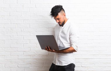 Dizüstü bilgisayar ile Arapça genç adam