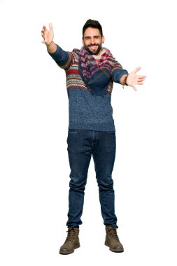 Sunulması ve sizinle gelmesi için davet hippi insanın tam uzunlukta atış izole beyaz arka plan üzerinde el