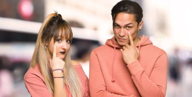 Genç çift şehirde ön bakıyor