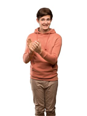 Kazak bir konferansta sunum sonrası izole beyaz arka plan üzerinde alkış ile genç adam